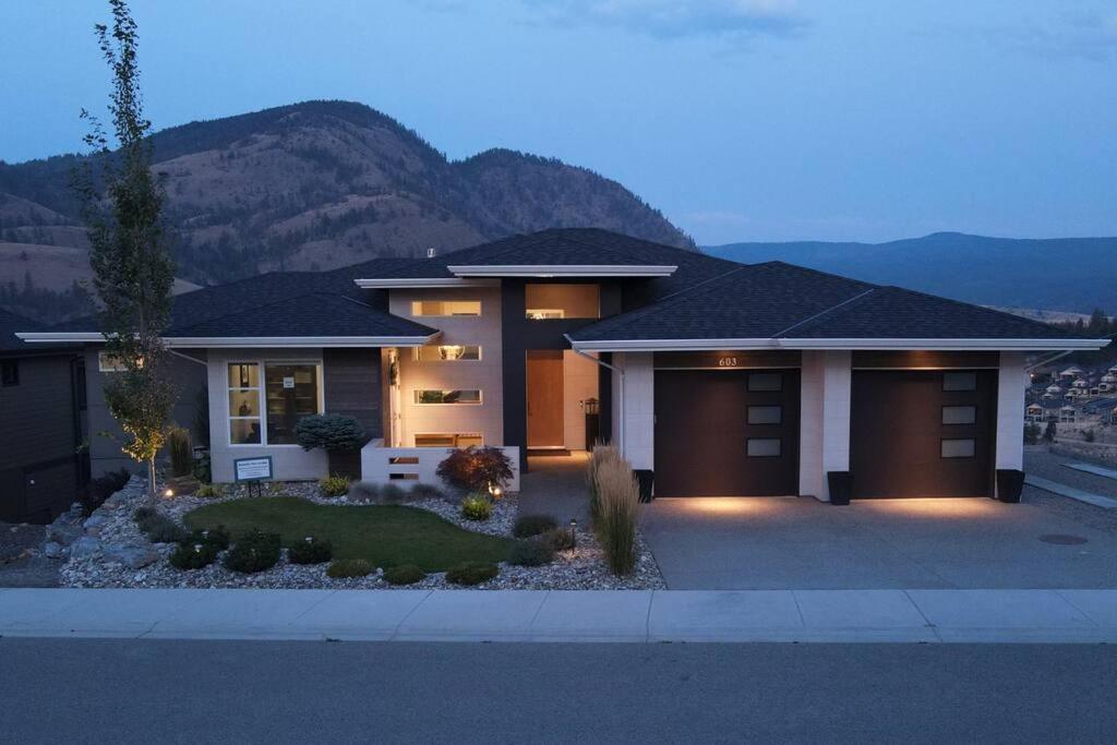 Beautiful Suite On Golf Course Kelowna Exterior photo