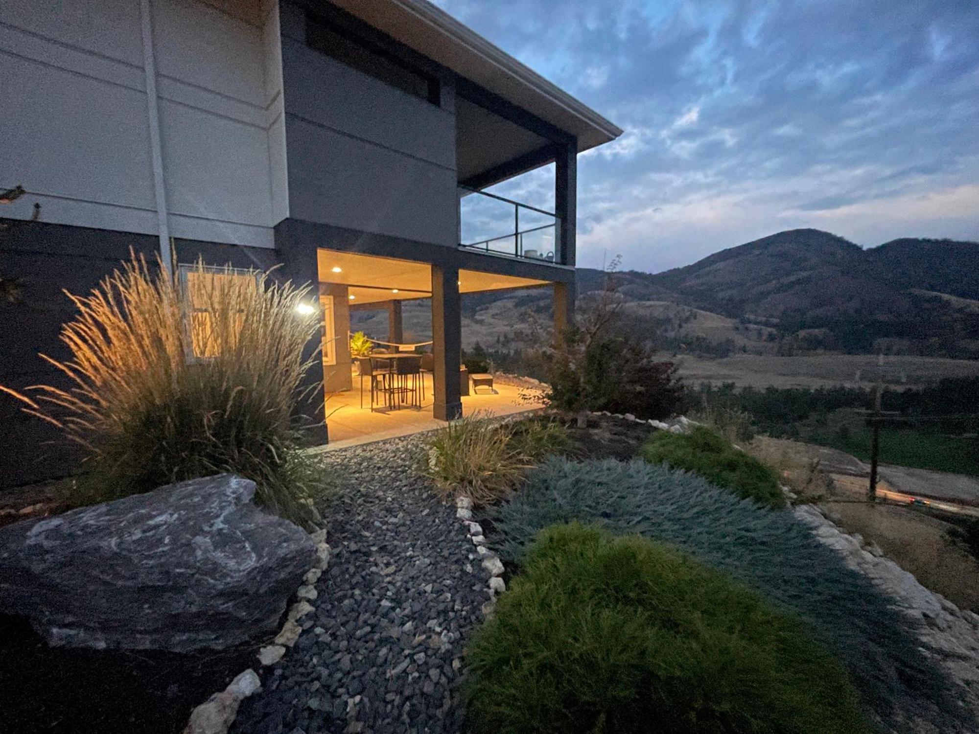 Beautiful Suite On Golf Course Kelowna Exterior photo