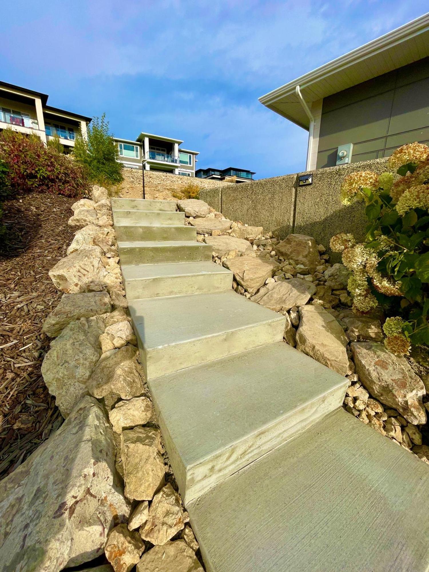 Beautiful Suite On Golf Course Kelowna Exterior photo